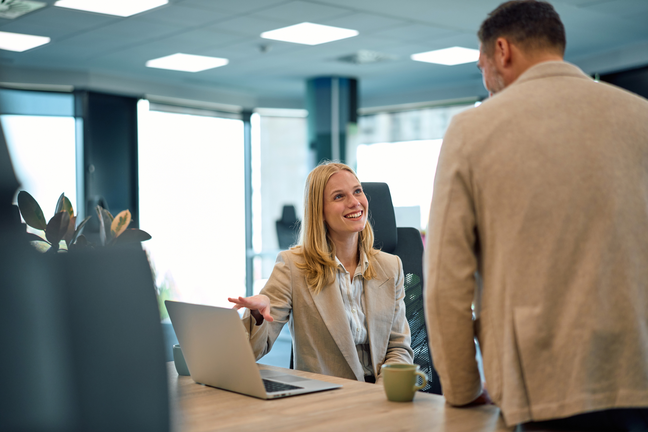 Kvinna som känner igen sig under ett professionellt samtal