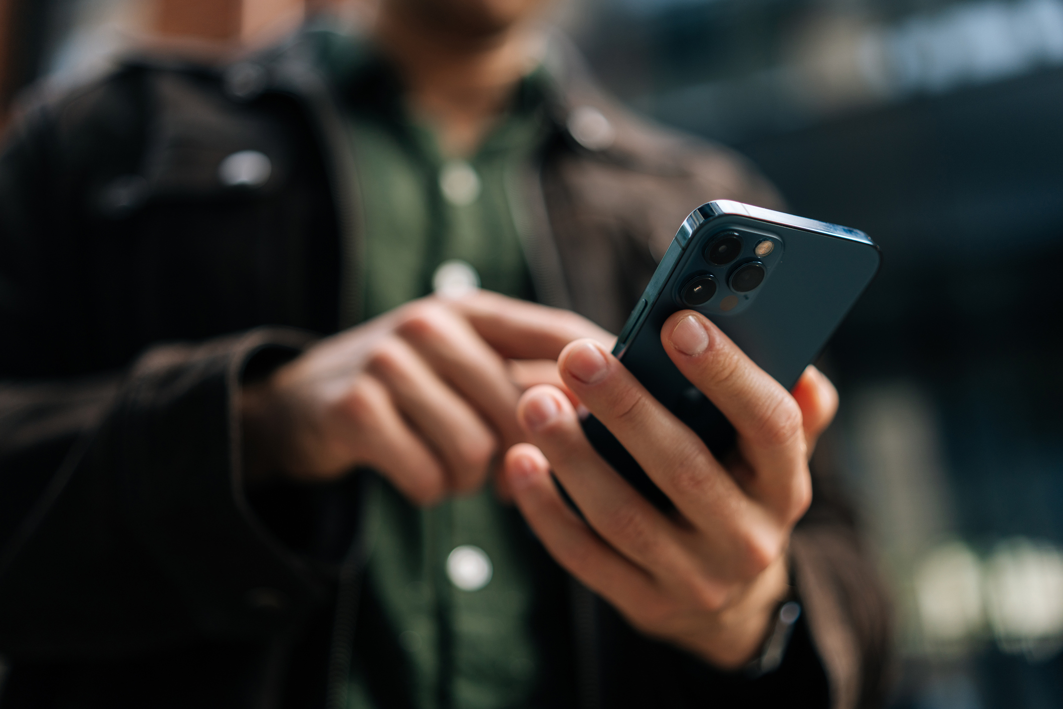 Person som väntar på svar i telefonen, illustration till text om avvisningskänslighet (RSD) vid ADHD