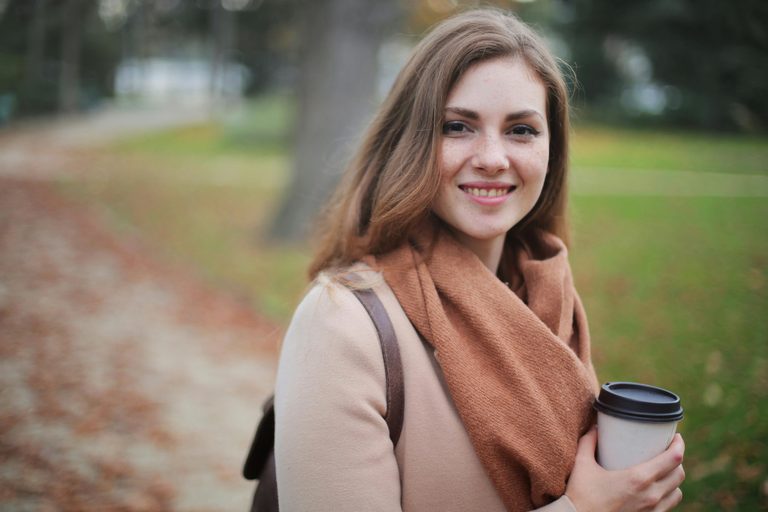 Person på promenad i lugn miljö för återhämtning