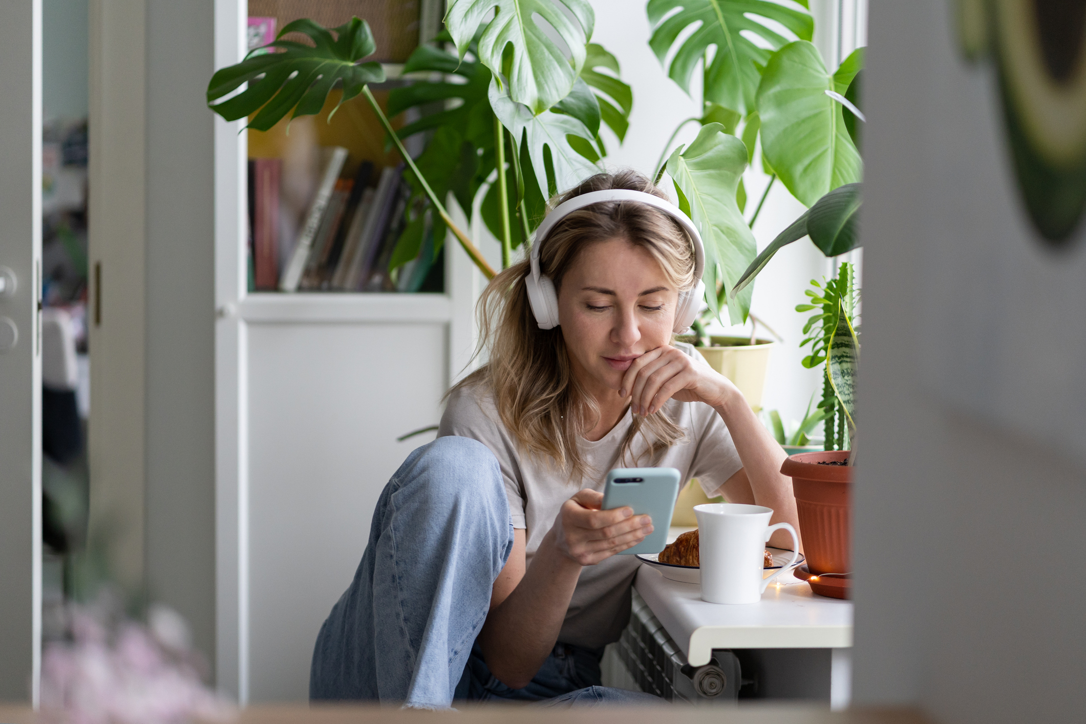 Vuxen person på kvällen, illustration till text om ADHD och sömn