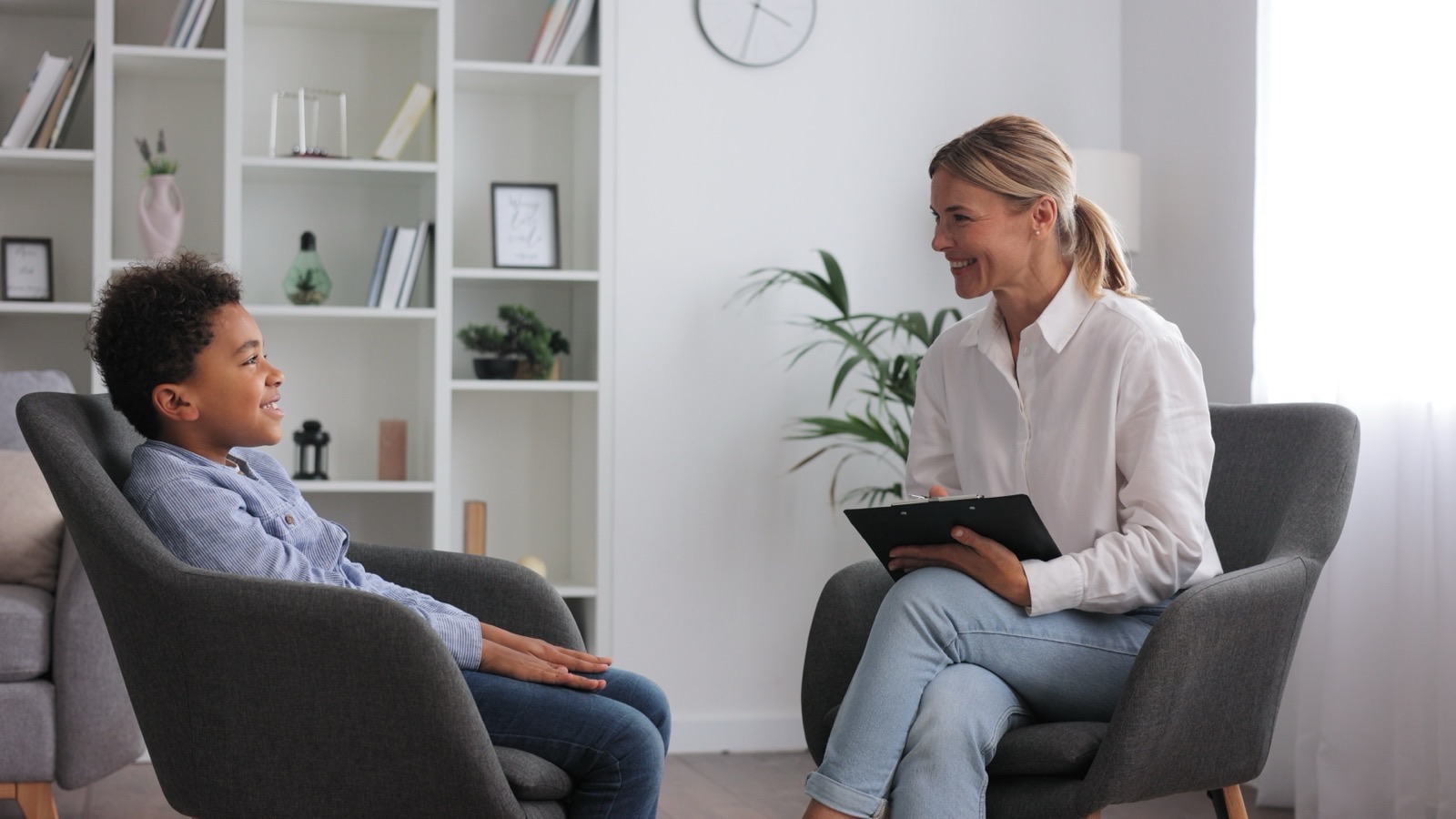 Specialistläkare i samtal med ett barn om ADHD-medicinering
