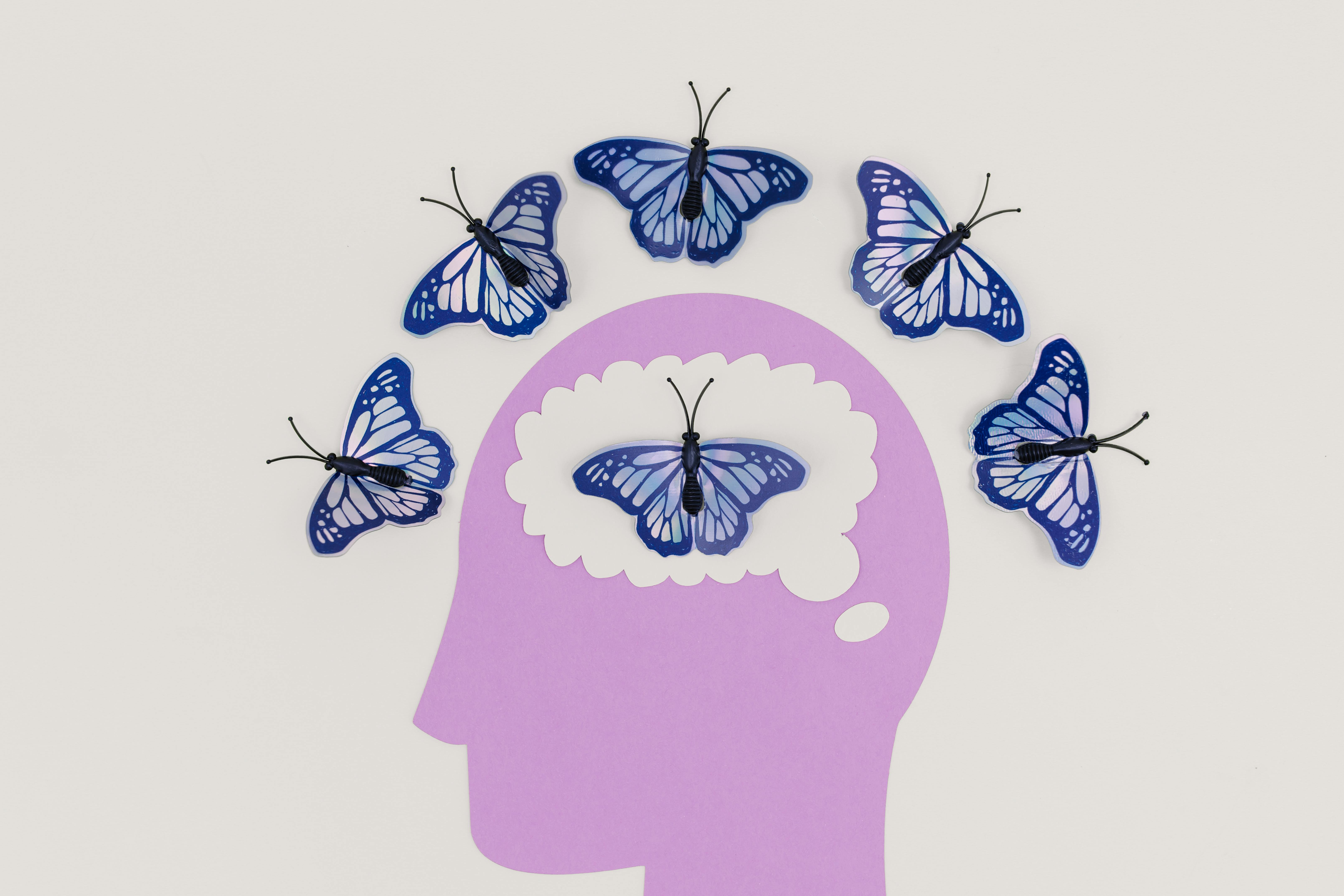 Illustration av hjärnan och tankar, till text om ADHD, dopamin och belöningssystemet