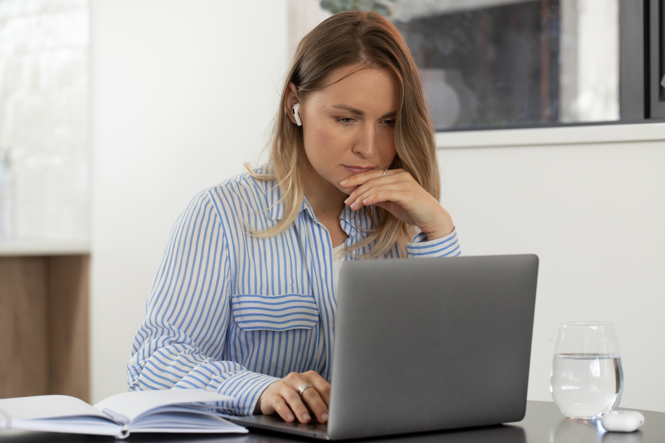 Person som upplever mental överbelastning och försöker fortsätta arbeta