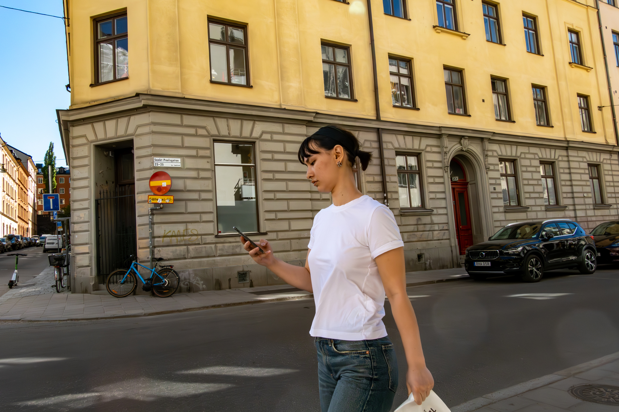 Vuxen person som ser över sin ekonomi i telefonen, illustration till text om ADHD och ekonomi